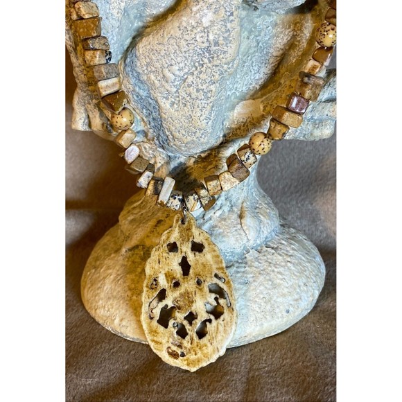 Necklace of Agate Chips With Oval Butterfly and Flower Pendant - Picture 3 of 3